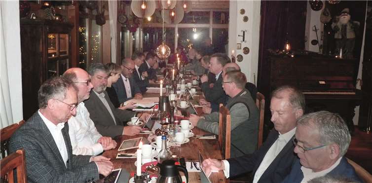 Die Verbandsgemeinderatssitzung fand im weihnachtlichen Ambiente der Eifeler Seehütte in Rieden statt.Foto: FRE