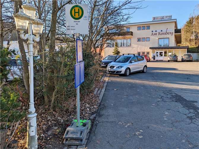 Die Verbandsgemeindeverwaltung Altenahr ist seit dem 27. Februar 2023 von Montag bis Freitag über eine eigene Haltestelle unmittelbar auf dem Gelände des temporären Rathauses auf dem Altenahrer Roßberg erreichbar.  Foto: Thorsten Trütgen / VG Altenahr