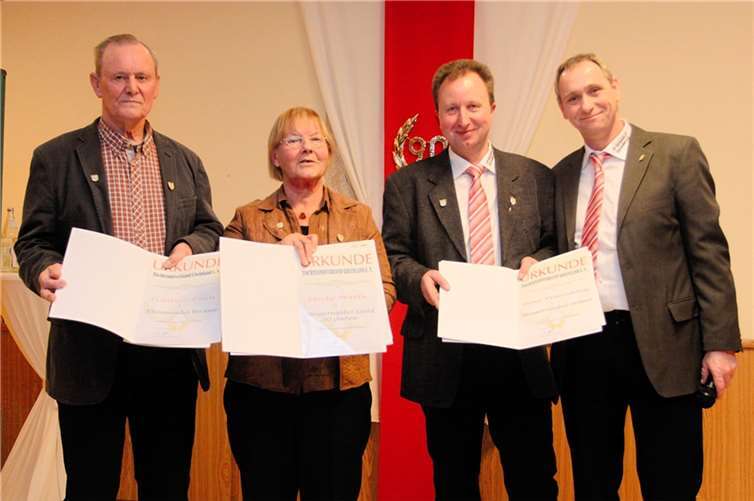 Die Verbandssiegernadel und Ehrennadeln vom Tischtennis Verband Rheinland überreichte Jürgen Fleischer (r.) an Günter Fink (v.l.), Hedy Wirfs und Peter Prämassing.