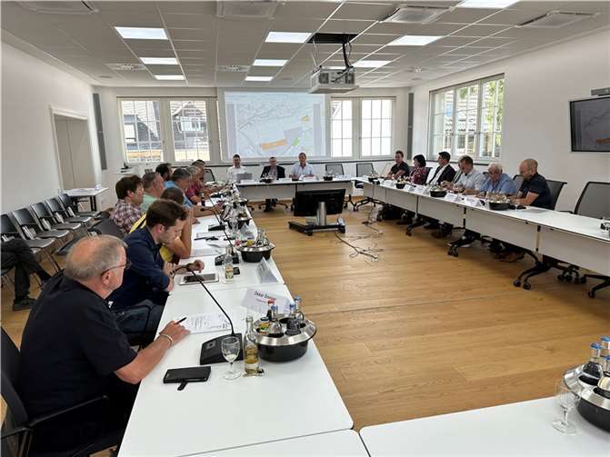 Die Verbandsversammlung des Zweckverbandes Konversion Flugplatz Mendig tagte unter dem Vorsitz des Mendiger VG-Bürgermeisters Jörg Lempertz im Ratssaal der VG-Verwaltung Mendig.  Foto: VG-Verwaltung Mendig/Stefan Pauly