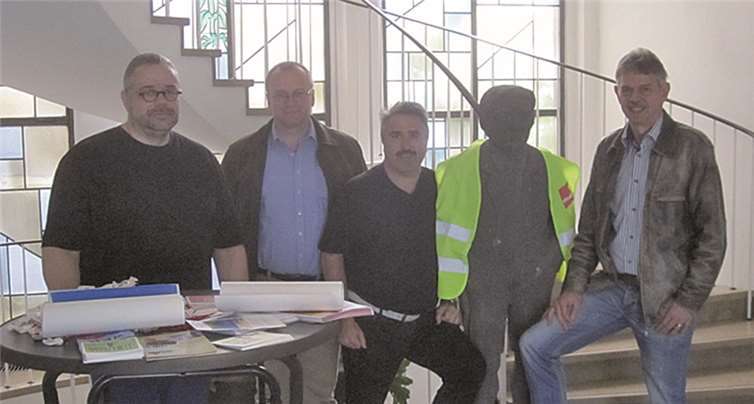 Die Ver.di-Vertrauensleute Michael Koslik (v.l.), Ralf Dietz und Herbert Keifenheim führten zusammen mit Gewerkschaftssekretär Volker Euskirchen die Ver.di Aktion bei der Stadtverwaltung Mayen im Foyer durch und verteilten Flugblätter sowie Infomaterial.privat