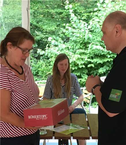 Die Verdienste der aus dem Amt geschiedenen bisherigen Kreisvorsitzenden Ina von Dreusche wurde auf der Kreismitgliederversammlung in einer Laudatio durch den Fraktionsvorsitzenden im Kreistag, Christian Schimmel, gewürdigt. Kreisvorsitzender Torsten Klein überreichte ihr ein Präsent.