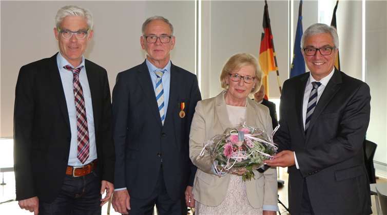 Die Verdienstmedaille des Landes erhielt Werner Blatt (2. v.l.) aus den Händen von Innenminister Roger Lewentz (re.). MdI