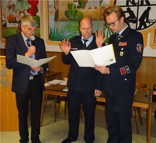 Die Vereidigung der neuen stv. Wehleiter der VG Selters durch BM Klaus Müller: Christian Fein (r.) und Nicki Ahlborn (M.).
