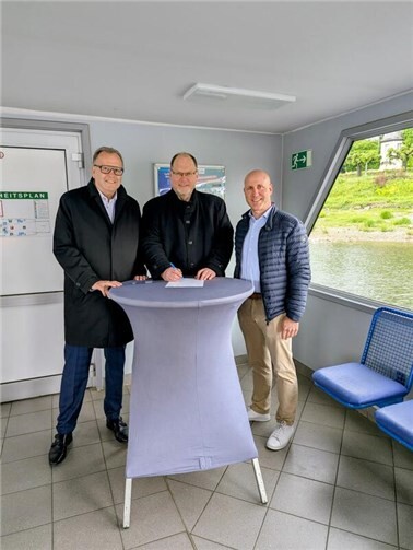 Die Vereinbarung zwischen dem SPNV-Nord und der Rheinfähre Linz-Kripp GmbH gilt für die Zeit der Korridorsanierung. Helmut Muthers, Bürgermeister Stadt Linz, Thorsten Müller, Verbandsdirektor SPNV-Nord, Udo Scholl, Geschäftsführer der Rheinfähre Linz-Kripp GmbH an Bord der „Nixe“ (v. l .n. r.).