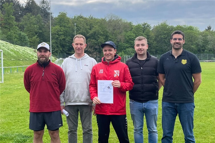 Die Vereine nach Vertragsunterzeichnung im Rudi-Klein-Stadion. v.l. SC Kempenich, FC Spessart, SC Kirchwald, TV Rieden, TuS Volkesfeld