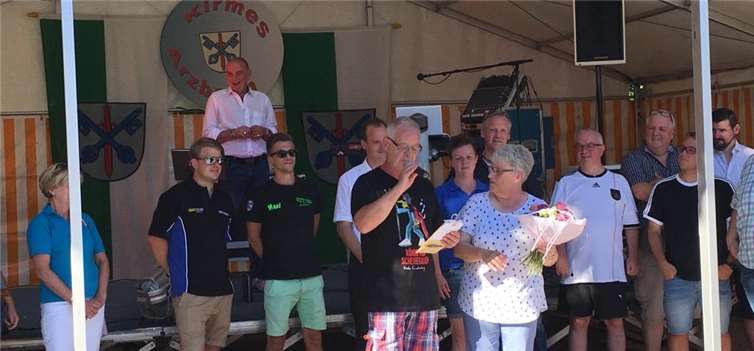 Die Vereine nutzten die Gelegenheit der Kirmes, um sich bei der scheidenden Ortsbürgermeisterin Marlene Meyer zu bedanken. Foto: Ortsgemeinde Arzbach