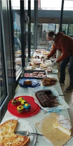 Die Vereine veranstalteten einen Kuchenverkauf in Kaltenengers zugunsten der ukrainischen Flüchtlinge.  Foto: privat