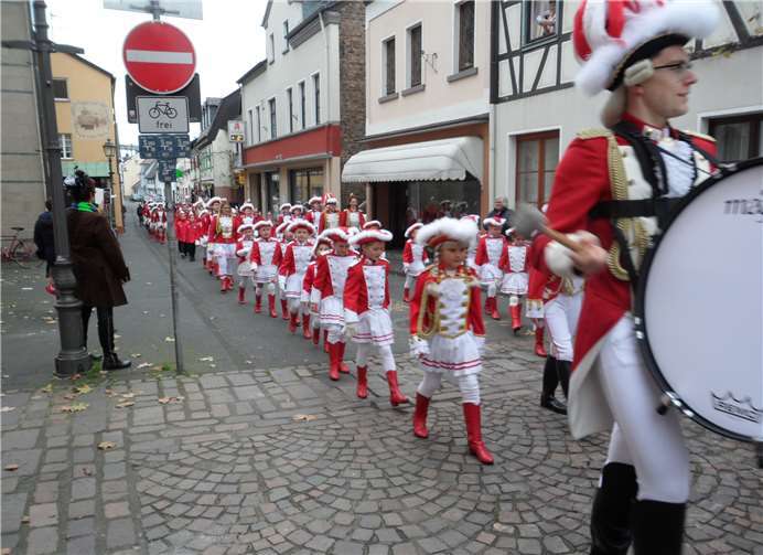 Die Vereine ziehen auf den Marktplatz.