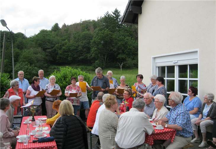 Die Vereinigte Chorgemeinschaft Straßenhaus e.V. bei „Kunst in den Gärten“. Foto: privat