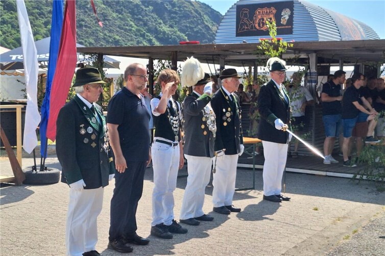 Die Vereins-Majestäten  Karl-Peter „Schliffi“ Lerchl und Ben Schmitz mit Diakon Peter Kurtscheid und Brudermeister Peter Nonn