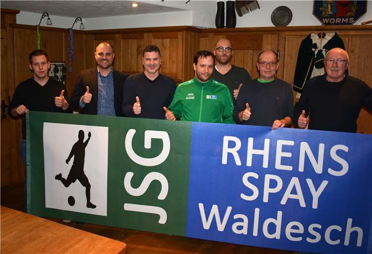 Die Vereins-Verantwortlichen nach der Unterzeichnung der Spielgemeinschaft im Jugendfußball. privat