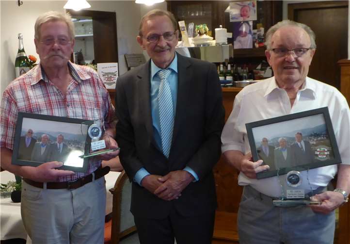 Die Vereinsgründer Theo Falkenbach (li.) und Josef Frömbgen (re.) erhielten vom Ersten Vorsitzenden Rudi Effert besondere Auszeichnung und Erinnerungsfotos. Foto: privat