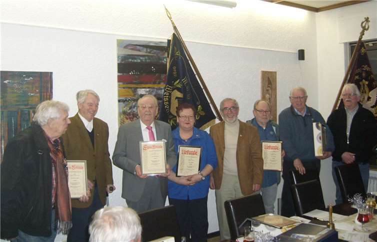 Die Vereinsjubilare mit den beiden Vorsitzenden Leo Pickel und Hans-Werner Wolf.Gerd Klodewig