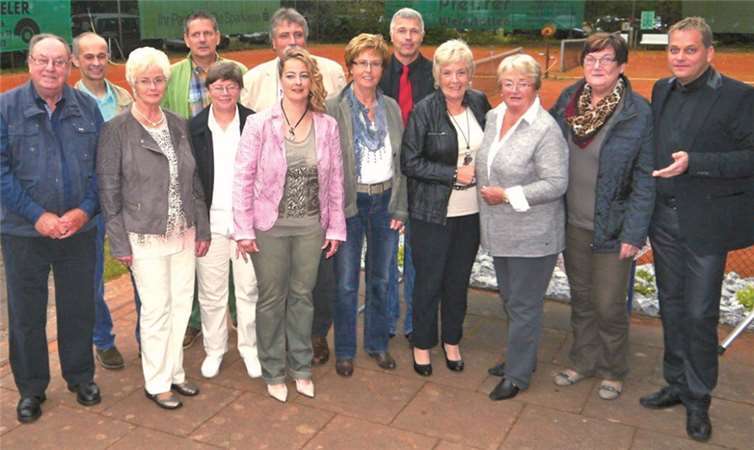 Die Vereinsjubilare v.l.: Karl-Heinz Klüppelberg, Achim Pfeiffer, Ursel Born, Armin Müller, Rita Wildermann, Wolfgang Kunz, Michaela Schür, Marliese Mertegn, Dieter Born, Gisela Apsel, Nanni Hoffmann, Ute Neitzert, Ingo Schneider (2. Vorsitzender). TC Steimel