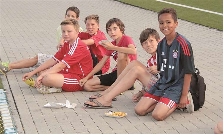 Die Vereinsjugend verfolgte das spannende Spiel.