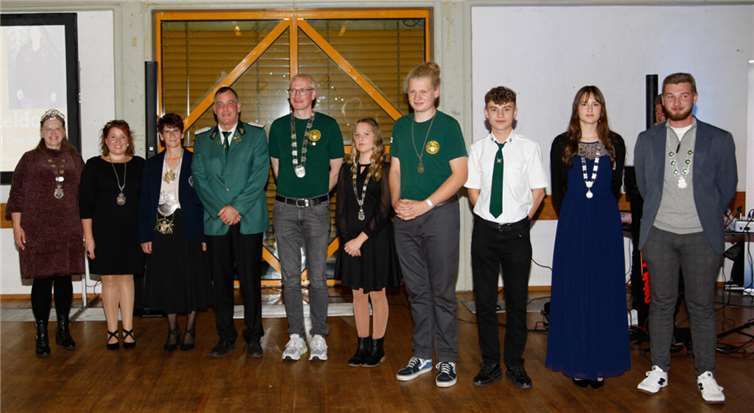 Die Vereinsköniginnen und -könige zusammen mit dem Stadtschützenkönig Sascha Werner (4. Von links).Foto: privat