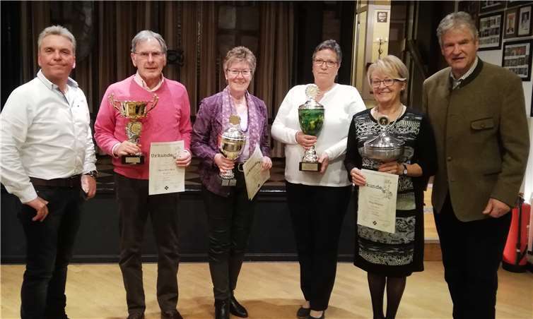 Die Vereinsmeister 2019 (v.r.) Helga Reiprich, Gabi Rockenfeller-Dietz, Annelie Weber und Klaus-Peter Klein, eingerahmt vom ersten Brudermeister Thomas Over (l.) und Ehrenbrudermeister Justus Reiprich. Fotos: privat