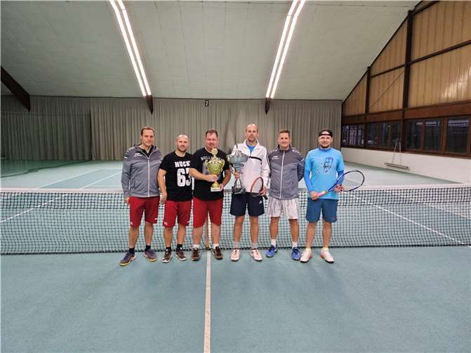 Die Vereinsmitgleider des TC Dohr 1989 e.V. ermittelten am vergangenen Wochenende ihren Clubmeister für das Jahr 2023: v.li. Fabian Mentenich, die Doppelsieger Marc Gilles und Alexander Lenzenhuber, Clubmeister Jens Creoff, der 1. Vorsitzende Manuel Meyer und Sportwart Christian Höhnen. Quelle: TC Dohr