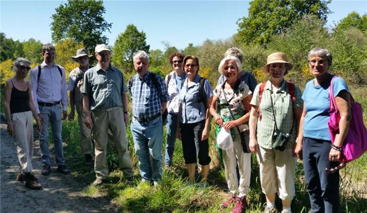 Die Vereinsmitglieder begaben sich auf eine naturkundliche Expedition unter der Leitung von Dr. Christoph Abs (3. v. li.). privat