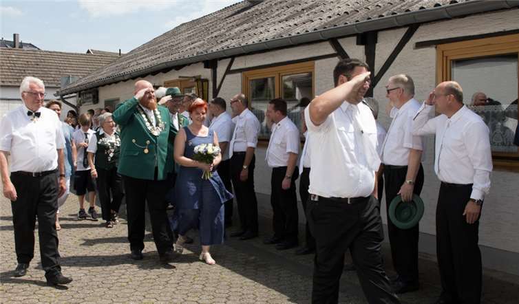 Die Vereinsmitglieder empfangen ihre Majestäten des vergangenen Schützenjahres.-CEW-