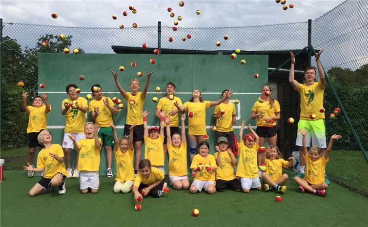 Die Vereinsmitglieder freuen sich auf einen bunten Tag. Es gibt Unterhaltung für Klein und Groß. priva