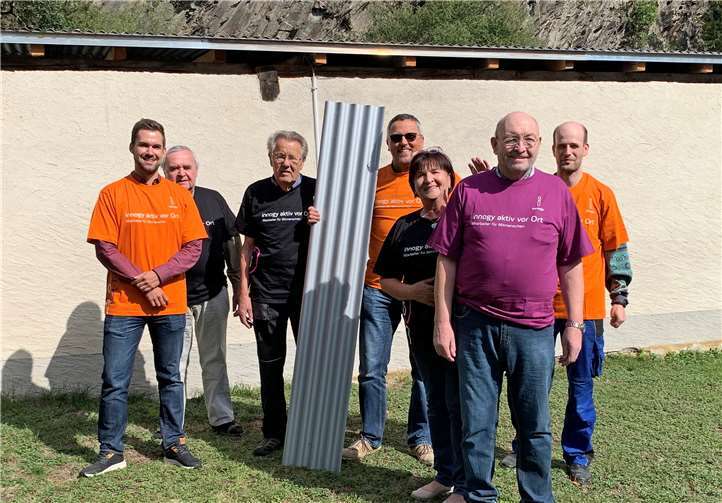 Die Vereinsmitglieder freuen sich zusammen mit Ortsbürgermeister Hans Münch (3. v. l.), Projektpate Otmar Blum (4. v. l.) und innogy-Kommunalbetreuer Patrick Ley (1. v. l.) über das neue Dach der Schützenhalle. Foto: innogy