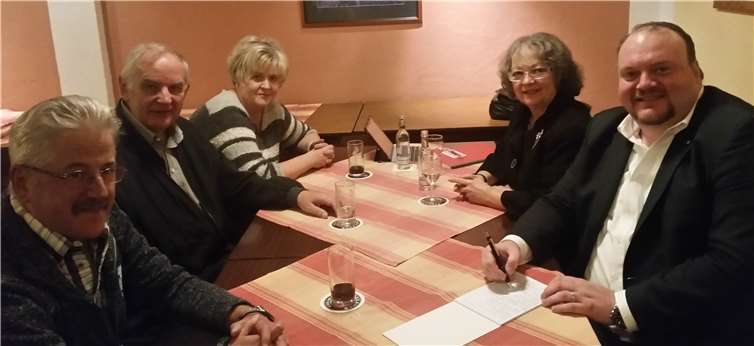 Die Vereinsvertreter Harald Gittler (AWO), Rudi und Inge Göbel (KG Blau-Weiß-Gold) mit den Ratsmitgliedern Ursula Hühnerfeld und Thorsten Schneider.privat