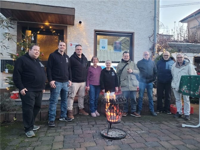 Die Vereinsvertreter (li.) mit einem Teil der Besucher.  Fotos: privat