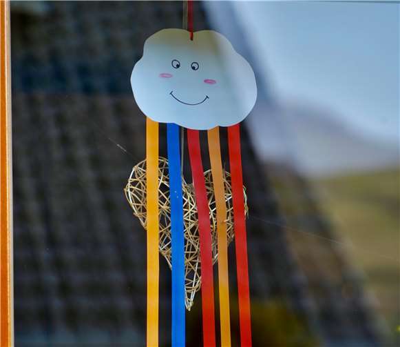 Die Vereinsvorsitzende Petra Lanzerath bastelte gemeinsam mit ihren Töchtern Anne und Eva 140 Wolkenregenbogen. Foto: KG