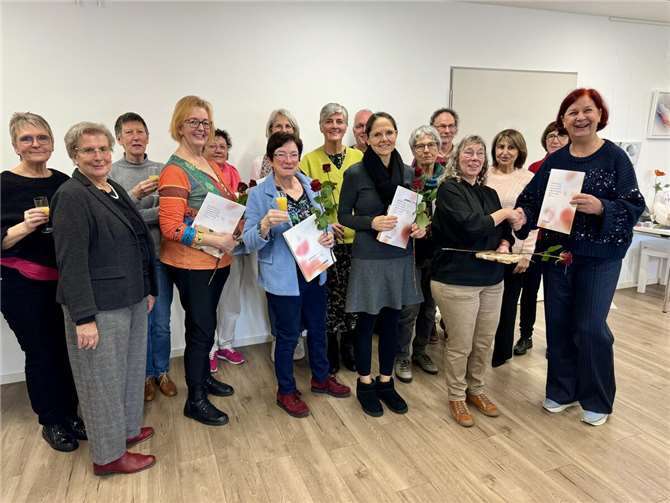 Die Vereinsvorsitzende Ulrike Dobrowolny, die den Kursus auch leitete, sowie deren Stellvertreterin Elisabeth Sous-Braun und Koordinatorin Sabine Heller überreichten den Teilnehmenden des Qualifizierungskurses bei einer Feier die entsprechenden Zertifikate. Foto: Hospiz-Verein Rhein-Ahr