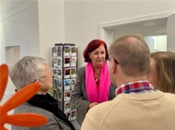 Die Vereinsvorsitzende Ulrike Dobrowolny informiert einige der zahlreichen Besucher und Besucherinnen. Foto: Hospiz-Verein Rhein-Ahr/Andrea Simons
