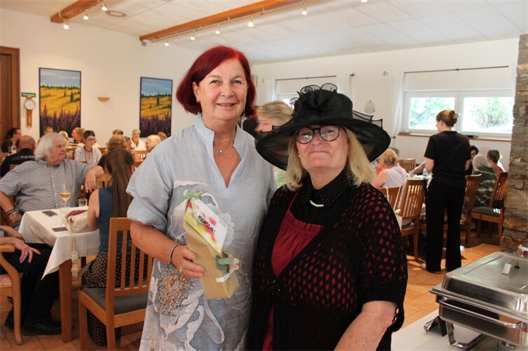 Die Vereinsvorsitzende Ulrike Dobrowolny (links) mit Gästeführerin Andrea Eich, die als Prinzessin Elisabeth Gabriele von Bayern den Kuralttag von vor mehr als 100 Jahren näherbrachte
