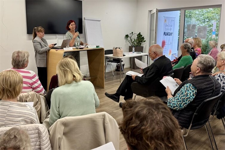 Die Vereinsvorsitzende Ulrike Dobrowolny (stehend, mit Mikro) und ihre Stellvertreterin Nadine Kreuser (stehend links) erklärten den Anlass der außerordentlichen Mitgliederversammlung
