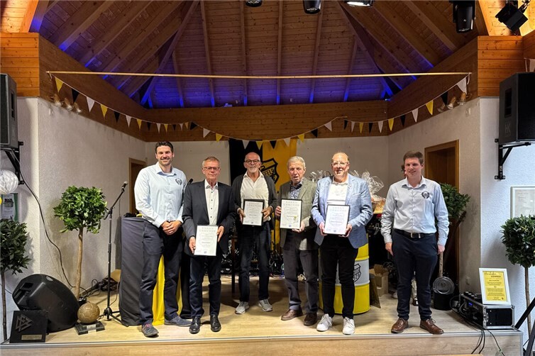 Die Vereinsvorsitzenden mit den neuen Ehrenmitgliedern Erwin Klapperich, Reinhard Leich, Wilfried Schlich und dem Ehrenvorsitzenden Rudolf Schüller (es fehlt Reiner Hackenbuch)