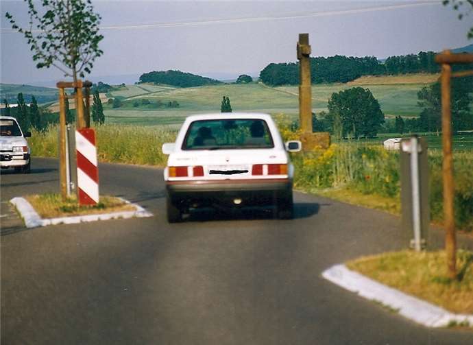 Die Verkehrsführung mit den Inseln vor dem Hagelkreuz besteht seit 1991. Fotos: F.G. Bell