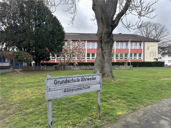 Die Verkehrssituation an der Aloisius-Grundschule stresst die Anwohnerschaft. Foto: ROB