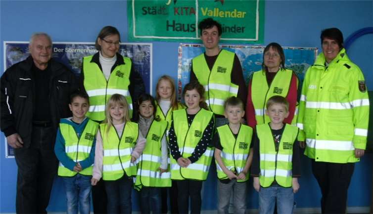 Die Verkehrswacht hat der städt. Kita Hortgruppe Vallendar 20 Sicherheitswesten für Ausflüge gespendet.