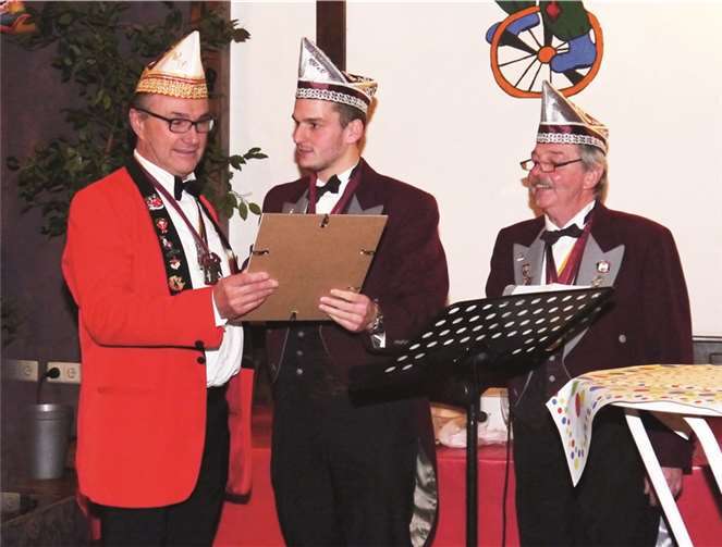 Die Verleihung der Ehrenkappe an Werner Diensberg nahmen der zweite Vorsitzende der KGN, Peter Müller jun., und Sitzungspräsident Ernst Simons vor.