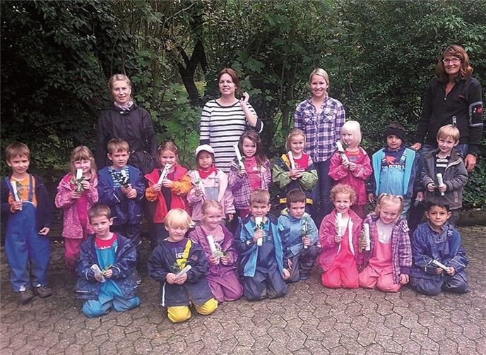 Die Verleihung der Räuberdiplome an die Kinder.privat