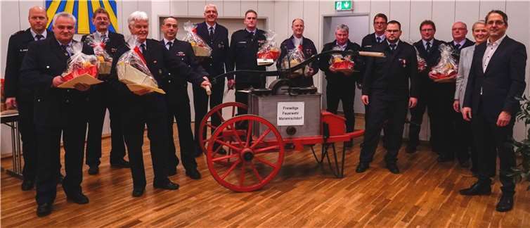 Die Verleihung der bronzenen, silbernen und goldenen Ehrenzeichen für 15, 25, 35 und 45 Jahre Feuerwehrdienst übernahm Gabriele Wieland gemeinsam mit Bürgermeister Götsch und Wehrleiter Tobias Haubrich. Quelle: Feuerwehren der VG Selters