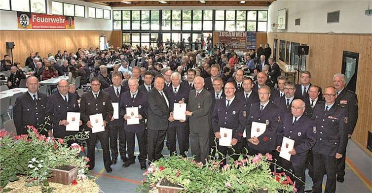 Die Verleihung der silbernen Ehrennadel an verdiente Feuerwehrleute.  UM