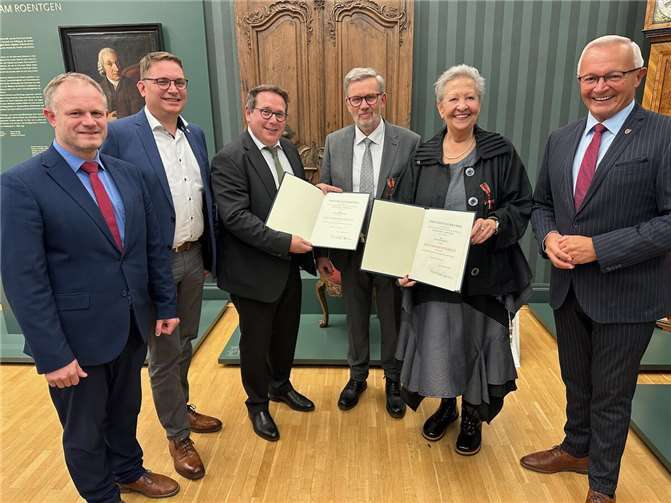 Die Verleihung des Bundesverdienstkreuzes fand im Roentgenmuseum in Neuwied statt, wo Landrat Achim Hallerbach und Oberbürgermeister Jan Einig ebenfalls die Verdienste des Ehepaars aus Heimbach-Weis würdigten.  Foto: Thomas Herschbach / Kreisverwaltung Neuwied