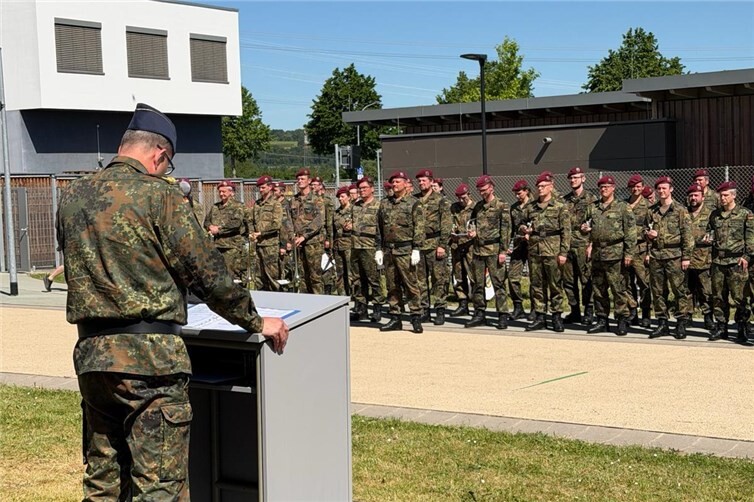 Die Verleihung des Fahnenbandes ist ein sichtbares Zeichen der Anerkennung für den außergewöhnlichen Einsatz des Bundeswehrzentralkrankenhauses Koblenz.