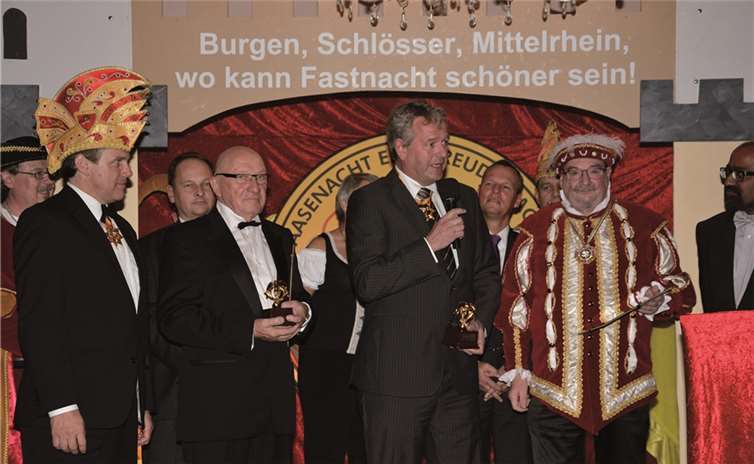 Die Verleihung des goldenen Posthorns an Frank Bastian, Pächters des Weindorfs und Ehrensenatspräsident der Narrenzunft Gelb-Rot (l.), und Thomas Millies, Leiter der Mercedes-Benz Niederlassung Koblenz.Helmut Kerschsieper