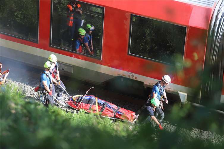 Die Verletzten wurden aus dem Zug gebracht und mussten über einen 20 Meter steilen Hang transportiert werden.