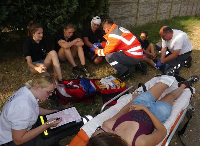 Die Verletzten wurden unmittelbar vor dem Gebäude von geschulten Einsatzkräften des DRK Kaisersesch versorgt.
