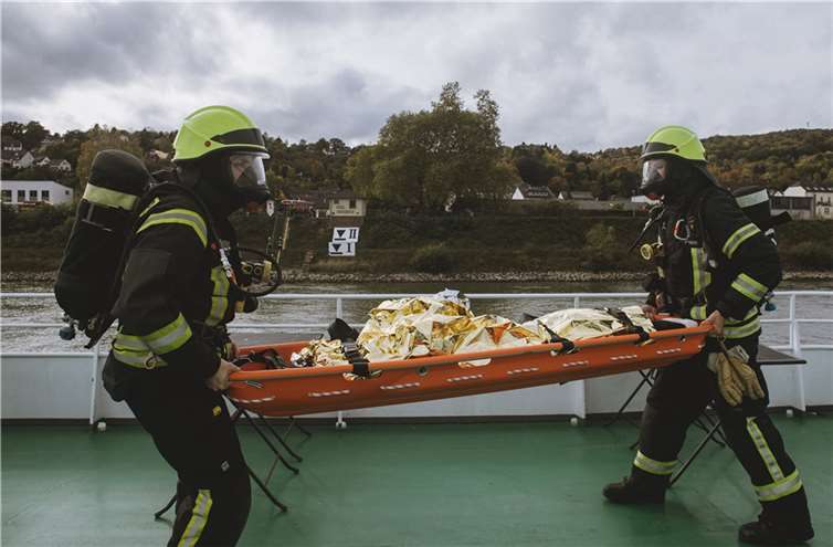 Die Verletzten wurden unverzüglich mit den bereitstehenden Rettungsbooten in Sicherheit gebracht.