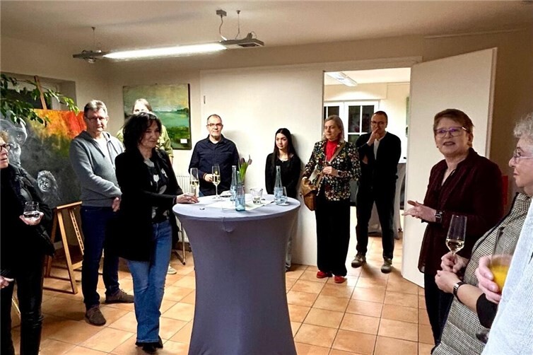 Die Vernisage der Künstlerin Sonja Buchholz bot den Gästen neben der Kunst auch einen tollen Raum zum Austausch. Fotos:Heidi Perpeet