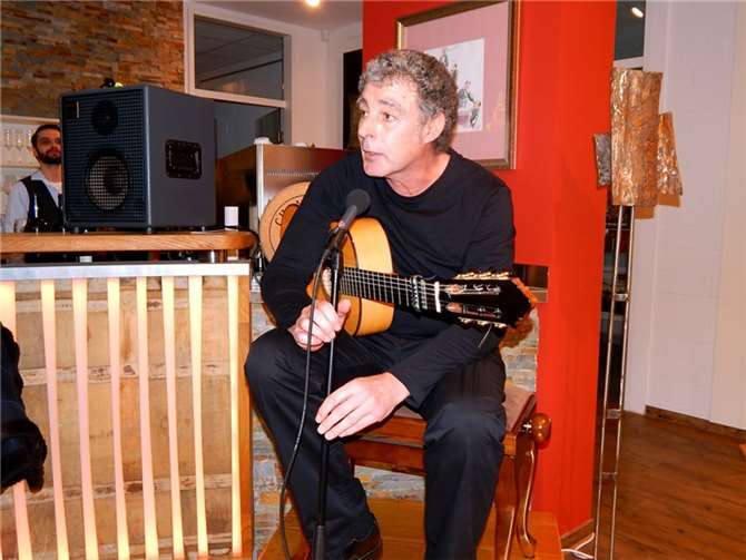 Die Vernissage wurde von Gitarrenklängen von Klaus Mäurer untermalt.GM